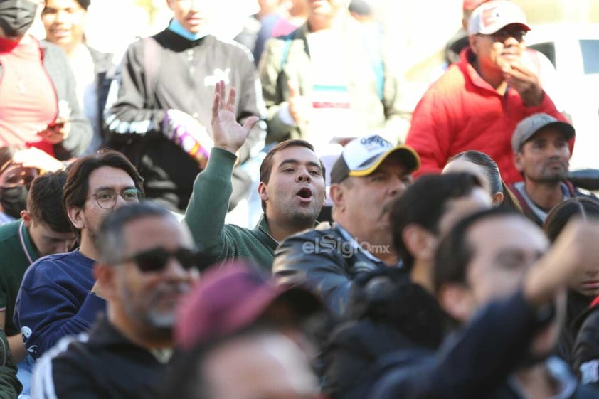 Afición se reúne en la Plaza Fundadores