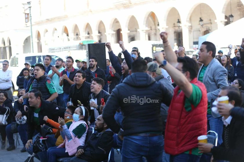 Afición se reúne en la Plaza Fundadores