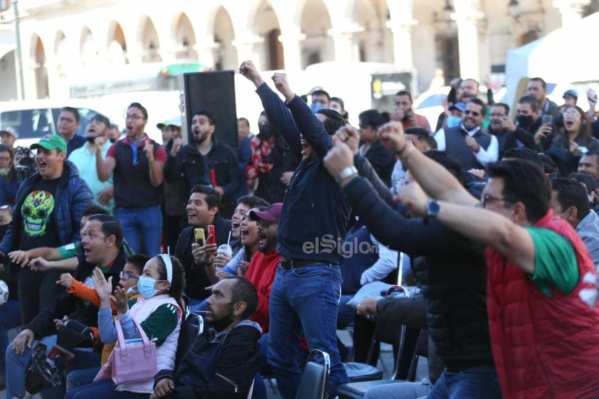 Afición se reúne en la Plaza Fundadores