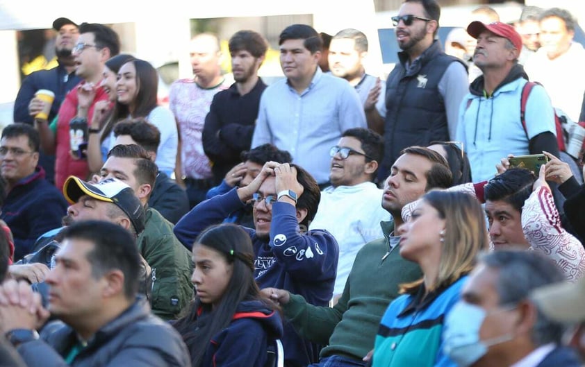 Afición se reúne en la Plaza Fundadores