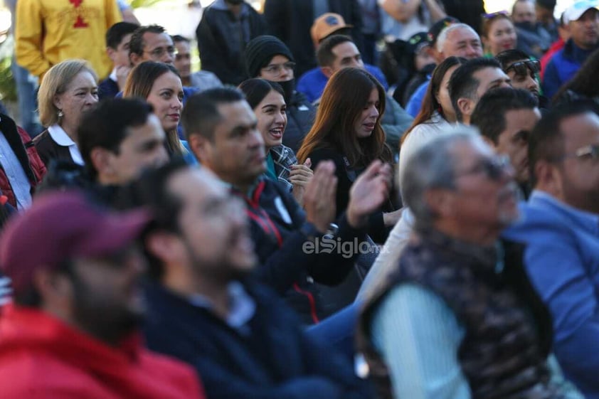 Afición se reúne en la Plaza Fundadores