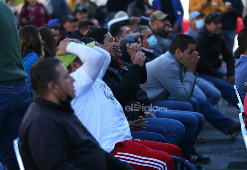 Afición se reúne en la Plaza Fundadores