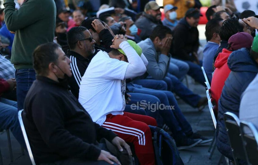 Afición se reúne en la Plaza Fundadores