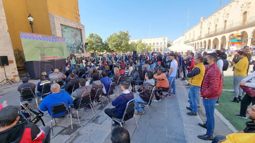 Afición se reúne en la Plaza Fundadores