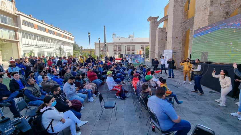 Afición se reúne en la Plaza Fundadores