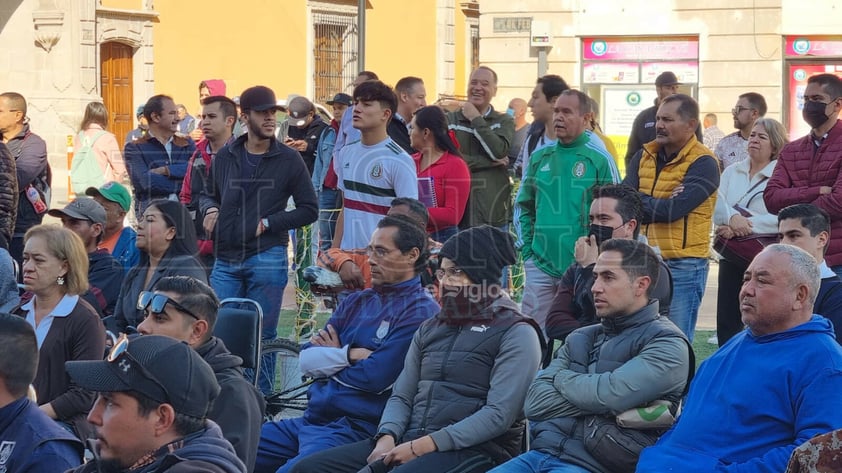 Afición se reúne en la Plaza Fundadores