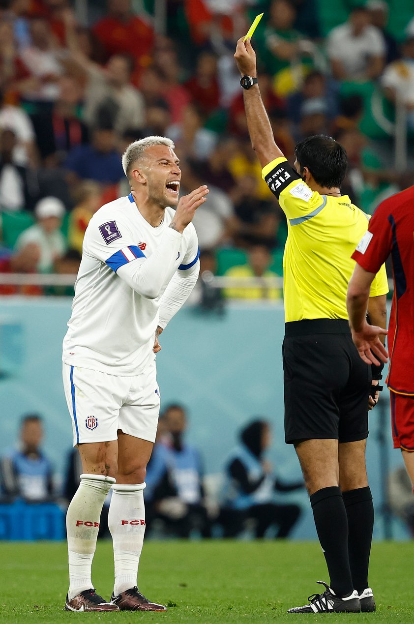 GR3140. DOHA (CATAR), 23/11/2022.- El árbitro dubaití Mohammed Abdulla sanciona a Francisco Calvo de Costa Rica hoy, en un partido de la fase de grupos del Mundial de Fútbol Qatar 2022 entre España y Costa Rica en el estadio Al Zumama en Doha (Catar). EFE/José Méndez