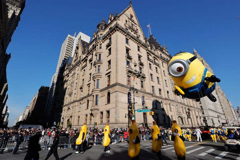 Miles de personas salieron a las calles para presenciar el vuelo de los globos gigantes y el paso de los carros alegóricos que marcan el inicio de la temporada navideña