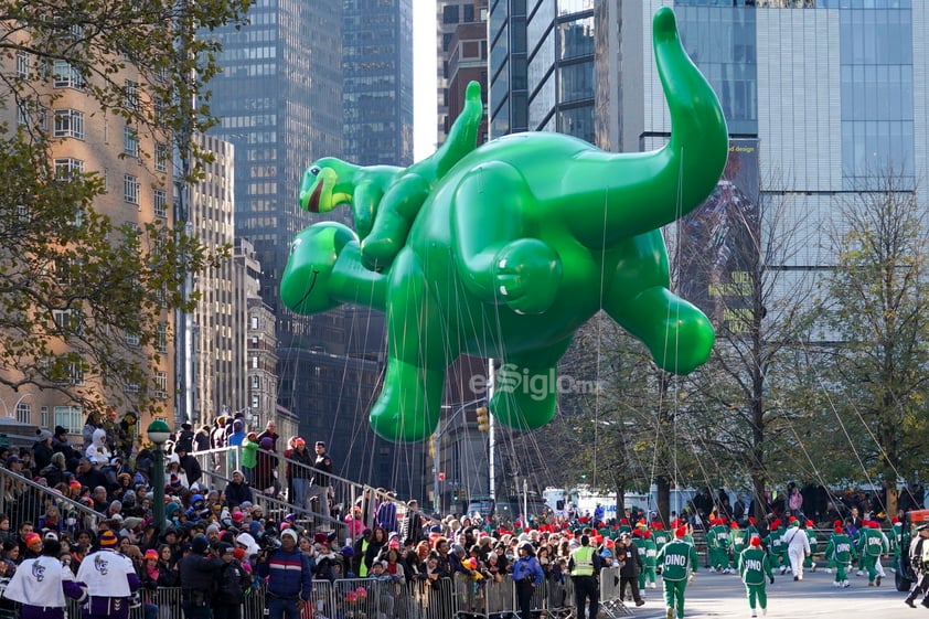 Miles de personas salieron a las calles para presenciar el vuelo de los globos gigantes y el paso de los carros alegóricos que marcan el inicio de la temporada navideña