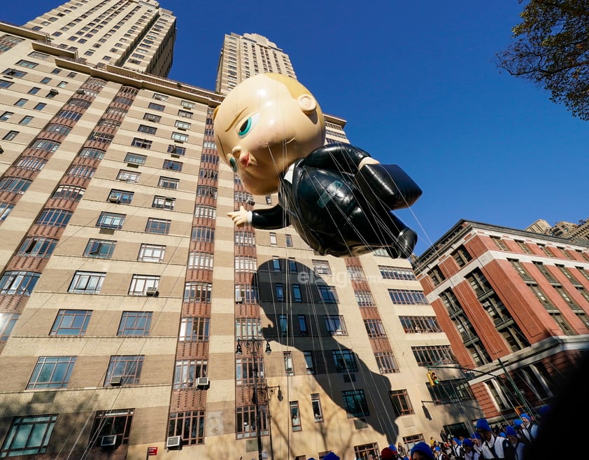 Miles de personas salieron a las calles para presenciar el vuelo de los globos gigantes y el paso de los carros alegóricos que marcan el inicio de la temporada navideña