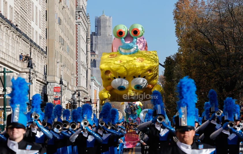 Miles de personas salieron a las calles para presenciar el vuelo de los globos gigantes y el paso de los carros alegóricos que marcan el inicio de la temporada navideña