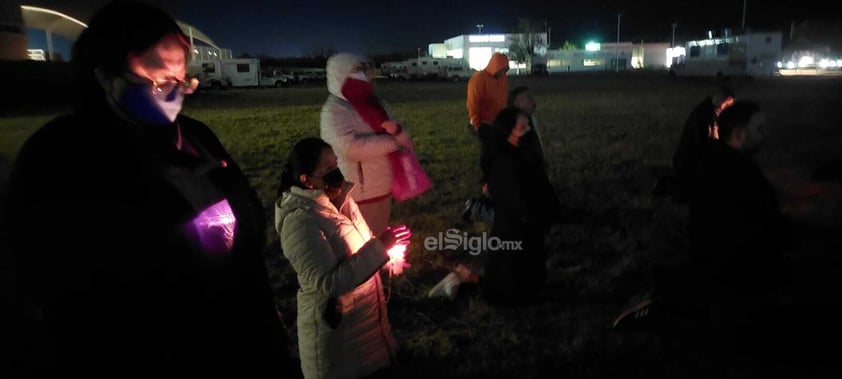 El arzobispo de Durango, Faustino Armendáriz, encabezó el Santo Rosario que se celebró en el Hospital General 450, afuera del área de urgencias, en honor a familiares y pacientes con meningitis, y de aquellos que han fallecido por esta enfermedad.