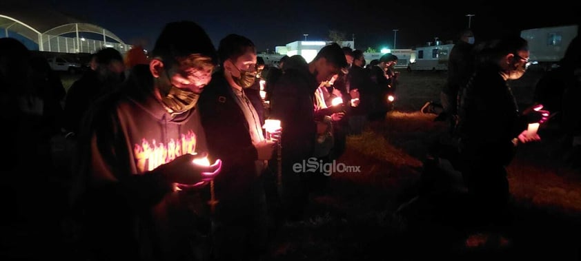 El arzobispo de Durango, Faustino Armendáriz, encabezó el Santo Rosario que se celebró en el Hospital General 450, afuera del área de urgencias, en honor a familiares y pacientes con meningitis, y de aquellos que han fallecido por esta enfermedad.