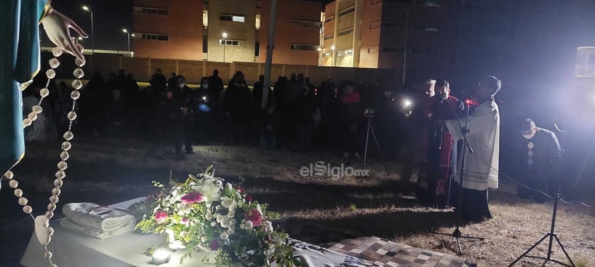 El arzobispo de Durango, Faustino Armendáriz, encabezó el Santo Rosario que se celebró en el Hospital General 450, afuera del área de urgencias, en honor a familiares y pacientes con meningitis, y de aquellos que han fallecido por esta enfermedad.