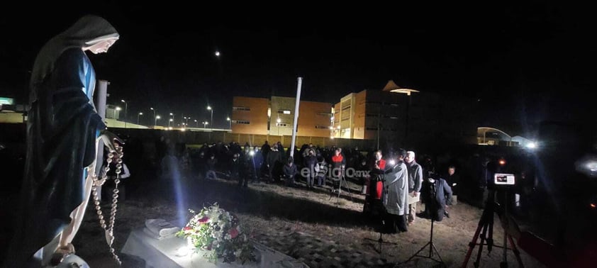 El arzobispo de Durango, Faustino Armendáriz, encabezó el Santo Rosario que se celebró en el Hospital General 450, afuera del área de urgencias, en honor a familiares y pacientes con meningitis, y de aquellos que han fallecido por esta enfermedad.