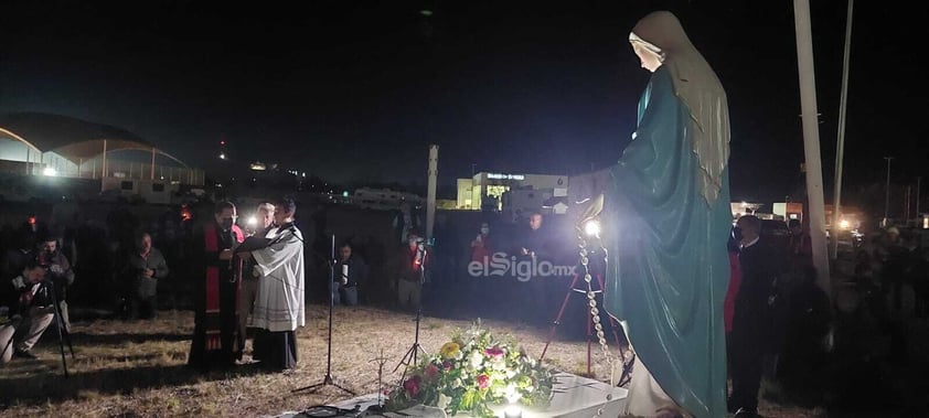 El arzobispo de Durango, Faustino Armendáriz, encabezó el Santo Rosario que se celebró en el Hospital General 450, afuera del área de urgencias, en honor a familiares y pacientes con meningitis, y de aquellos que han fallecido por esta enfermedad.