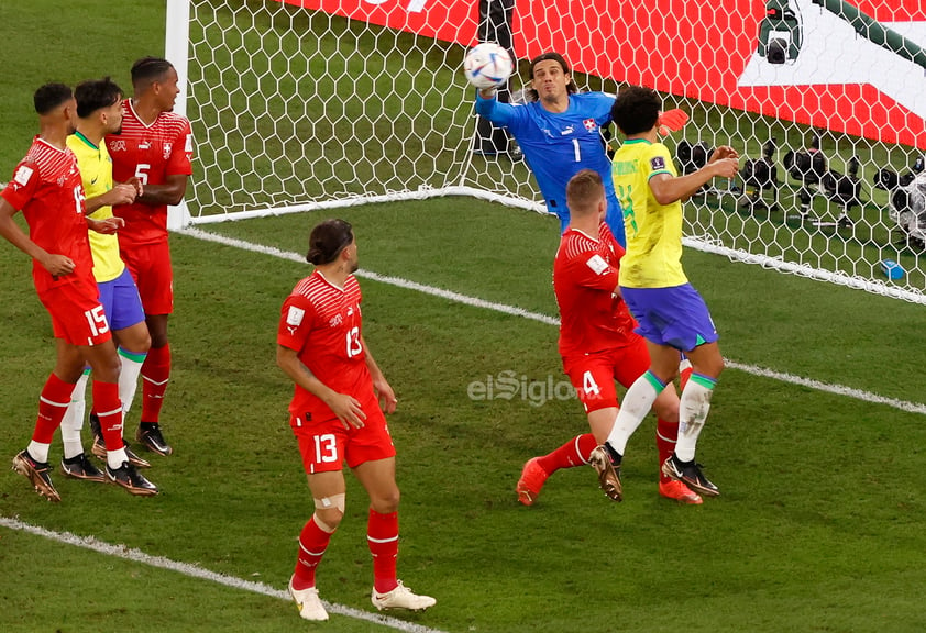 Mientras Neymar trabaja las 24 horas al día para recuperar su tobillo maltrecho y volver a jugar el Mundial, un Brasil terrenal le aseguró los octavos de final.