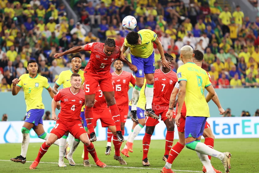 Mientras Neymar trabaja las 24 horas al día para recuperar su tobillo maltrecho y volver a jugar el Mundial, un Brasil terrenal le aseguró los octavos de final.