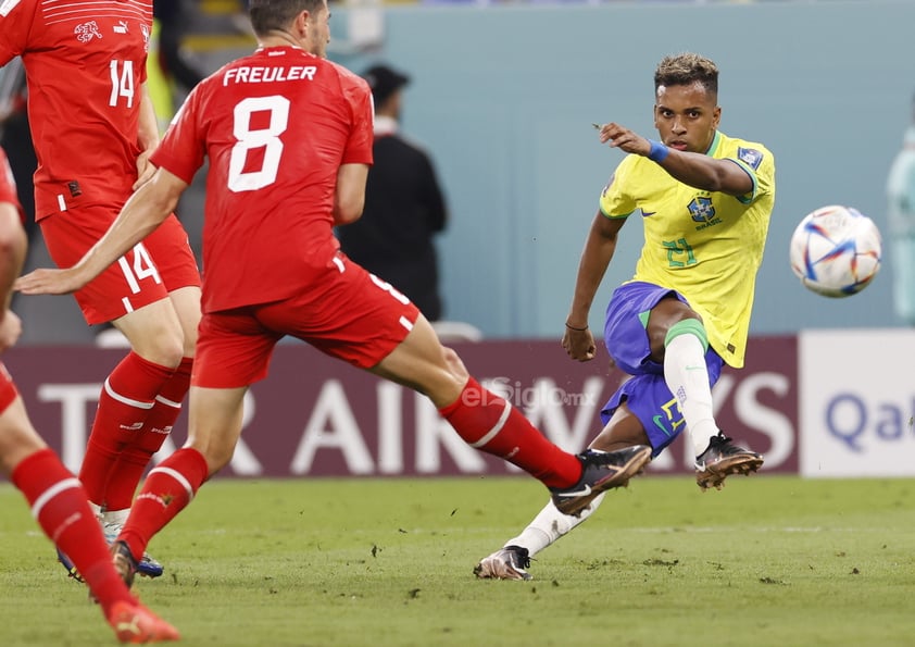 Mientras Neymar trabaja las 24 horas al día para recuperar su tobillo maltrecho y volver a jugar el Mundial, un Brasil terrenal le aseguró los octavos de final.