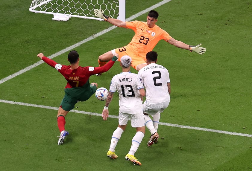 El cuadro portugués dominó el partido y con doblete de Bruno Fernandes aseguró su pase a octavos de final