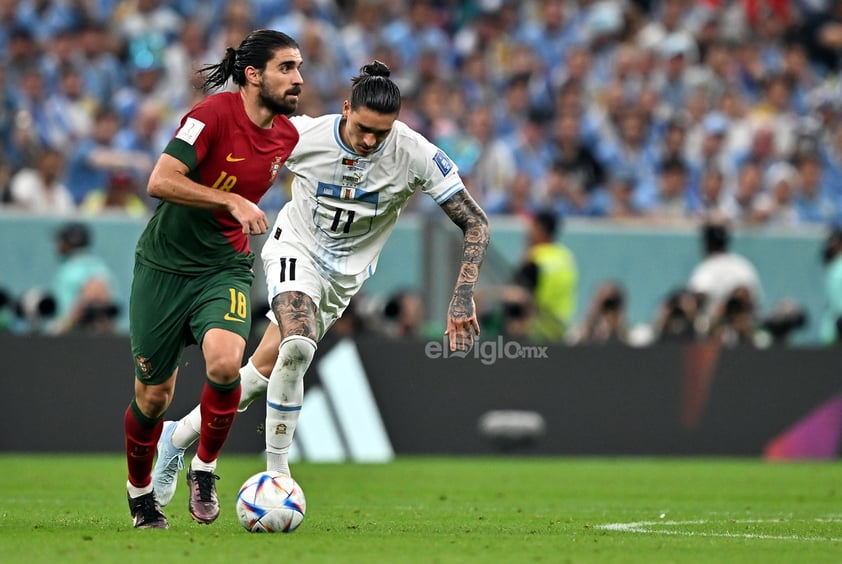 El cuadro portugués dominó el partido y con doblete de Bruno Fernandes aseguró su pase a octavos de final