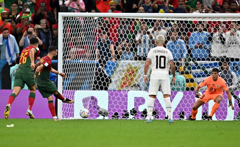 El cuadro portugués dominó el partido y con doblete de Bruno Fernandes aseguró su pase a octavos de final