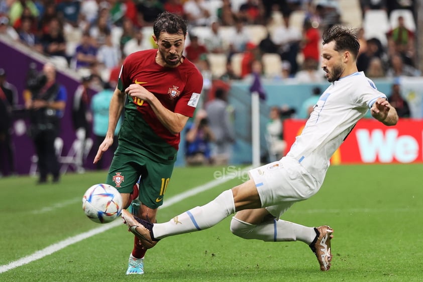 El cuadro portugués dominó el partido y con doblete de Bruno Fernandes aseguró su pase a octavos de final