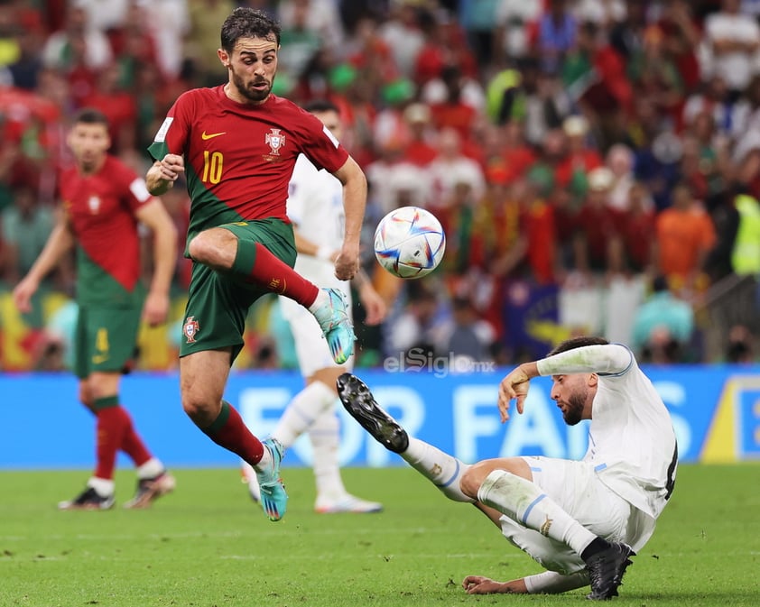 El cuadro portugués dominó el partido y con doblete de Bruno Fernandes aseguró su pase a octavos de final