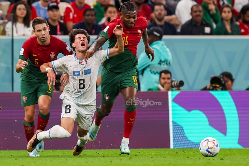 El cuadro portugués dominó el partido y con doblete de Bruno Fernandes aseguró su pase a octavos de final