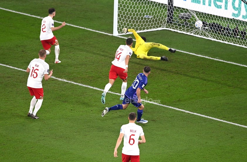 La sangre joven de Argentina salió al rescate tras un tropiezo de Lionel Messi y sometió 2-0 a Polonia para meterse en los octavos de final del Mundial.