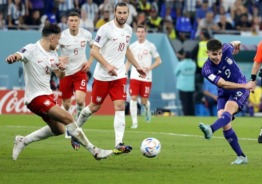 La sangre joven de Argentina salió al rescate tras un tropiezo de Lionel Messi y sometió 2-0 a Polonia para meterse en los octavos de final del Mundial.