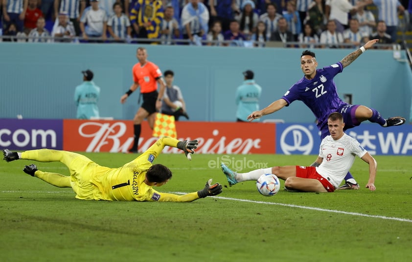 La sangre joven de Argentina salió al rescate tras un tropiezo de Lionel Messi y sometió 2-0 a Polonia para meterse en los octavos de final del Mundial.