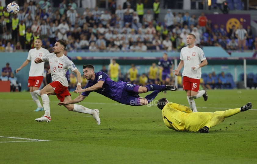 La sangre joven de Argentina salió al rescate tras un tropiezo de Lionel Messi y sometió 2-0 a Polonia para meterse en los octavos de final del Mundial.