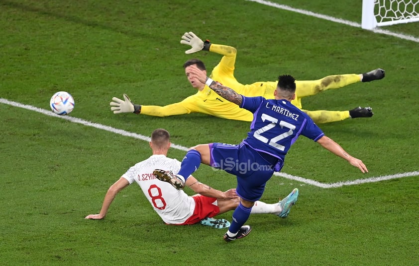 La sangre joven de Argentina salió al rescate tras un tropiezo de Lionel Messi y sometió 2-0 a Polonia para meterse en los octavos de final del Mundial.