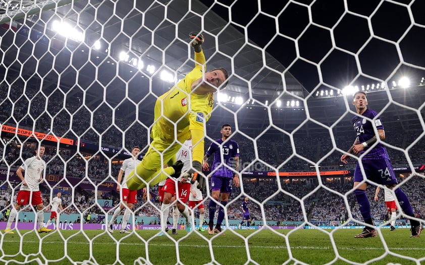 La sangre joven de Argentina salió al rescate tras un tropiezo de Lionel Messi y sometió 2-0 a Polonia para meterse en los octavos de final del Mundial.