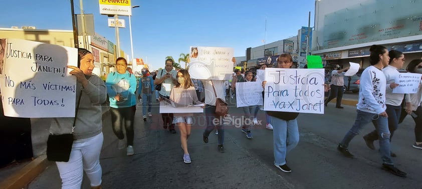 Familiares y amigos marcharon por las calles de Durango exigiendo justicia por las 18 muertes de meningitis registradas en Durango