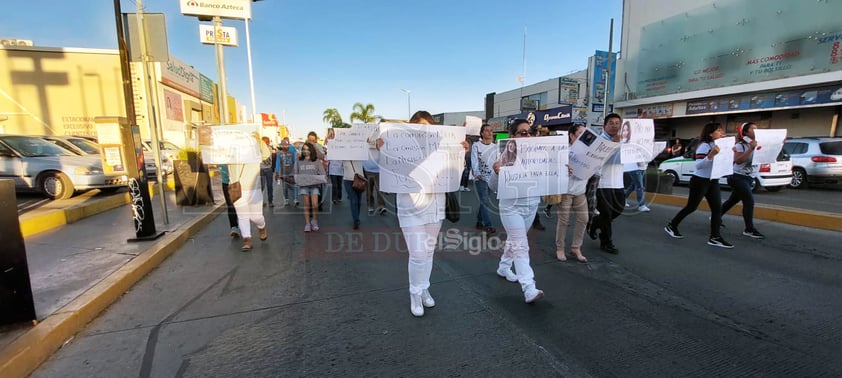 Familiares y amigos marcharon por las calles de Durango exigiendo justicia por las 18 muertes de meningitis registradas en Durango