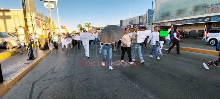 Familiares y amigos marcharon por las calles de Durango exigiendo justicia por las 18 muertes de meningitis registradas en Durango