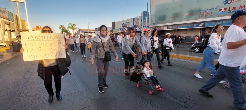 Familiares y amigos marcharon por las calles de Durango exigiendo justicia por las 18 muertes de meningitis registradas en Durango