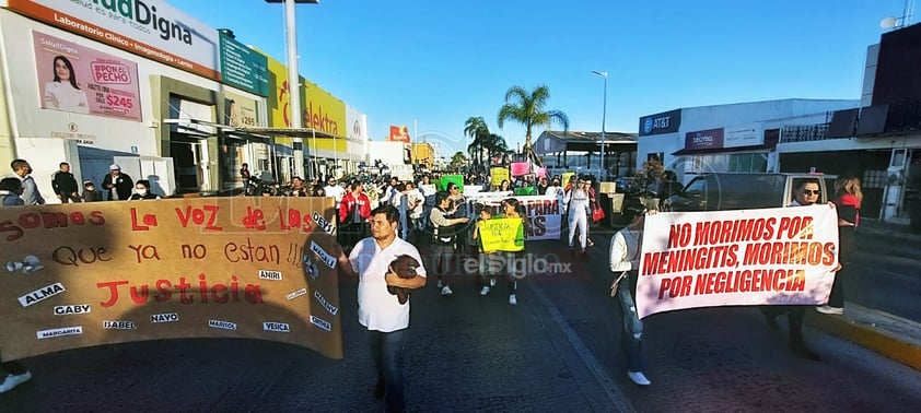 Familiares y amigos marcharon por las calles de Durango exigiendo justicia por las 18 muertes de meningitis registradas en Durango