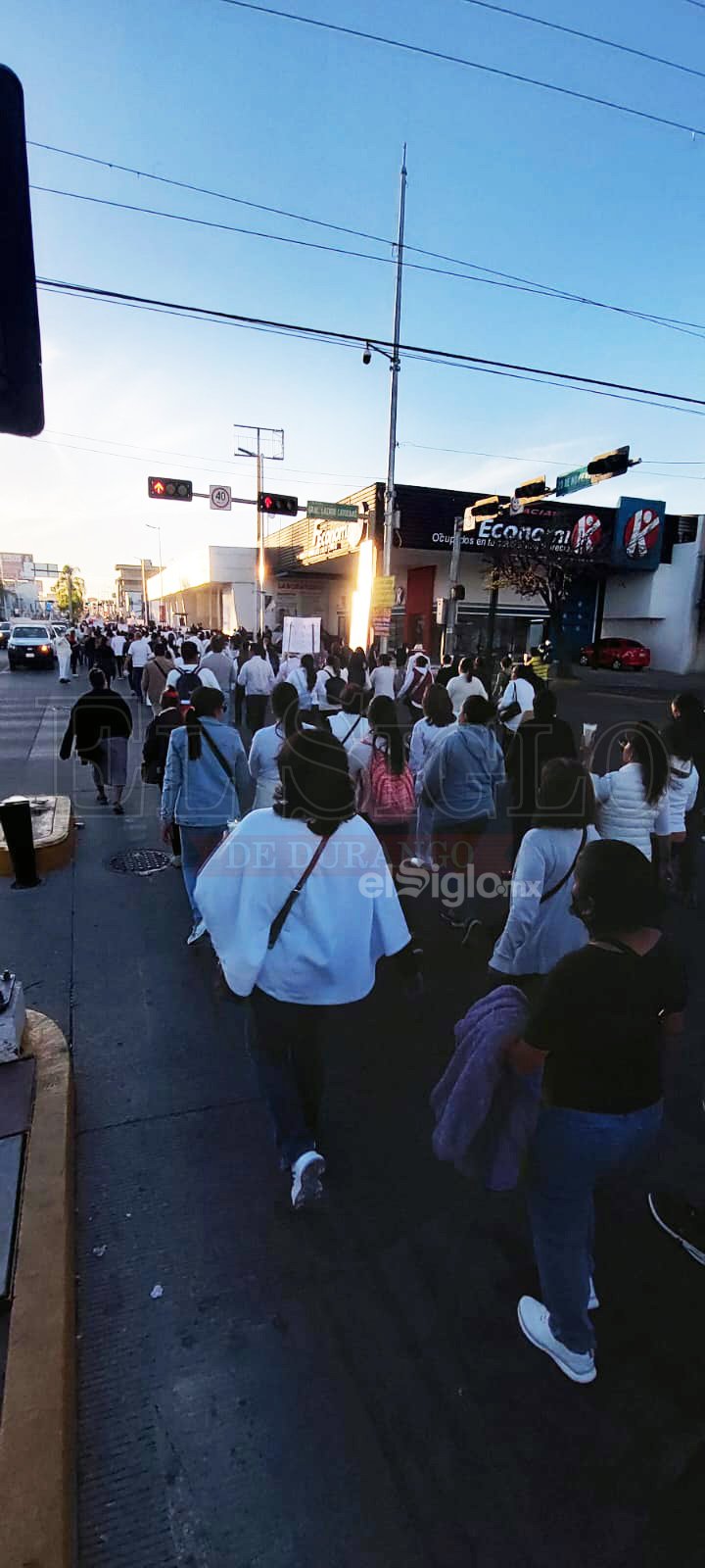 Familiares y amigos marcharon por las calles de Durango exigiendo justicia por las 18 muertes de meningitis registradas en Durango