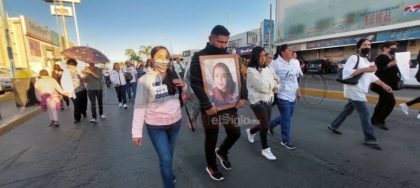 Familiares y amigos marcharon por las calles de Durango exigiendo justicia por las 18 muertes de meningitis registradas en Durango