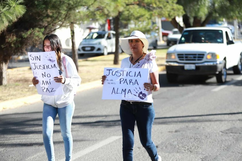 La tarde de este sábado, familiares y amigos de Alma Isabel Ontiveros Romero marcharon en la ciudad de Durango para exigir justicia por el feminicidio.