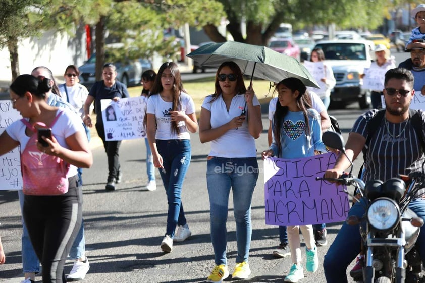 La tarde de este sábado, familiares y amigos de Alma Isabel Ontiveros Romero marcharon en la ciudad de Durango para exigir justicia por el feminicidio.