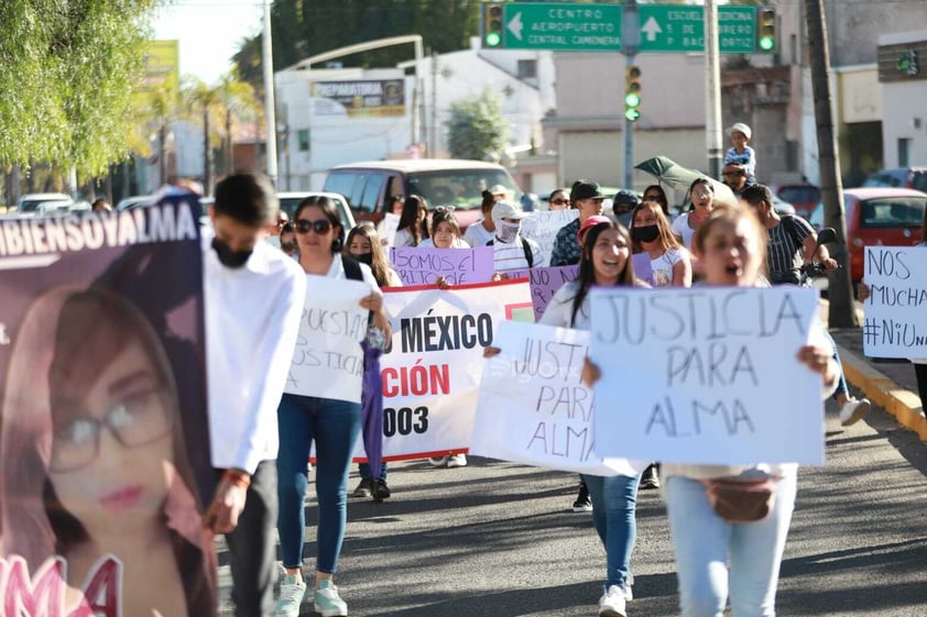 La tarde de este sábado, familiares y amigos de Alma Isabel Ontiveros Romero marcharon en la ciudad de Durango para exigir justicia por el feminicidio.