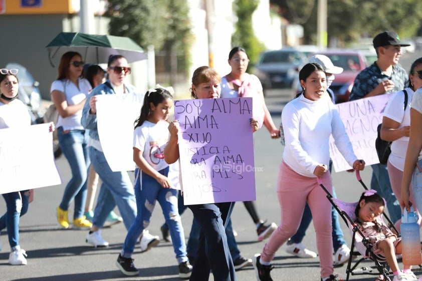 La tarde de este sábado, familiares y amigos de Alma Isabel Ontiveros Romero marcharon en la ciudad de Durango para exigir justicia por el feminicidio.