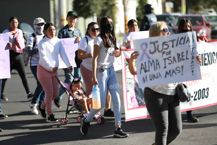 La tarde de este sábado, familiares y amigos de Alma Isabel Ontiveros Romero marcharon en la ciudad de Durango para exigir justicia por el feminicidio.