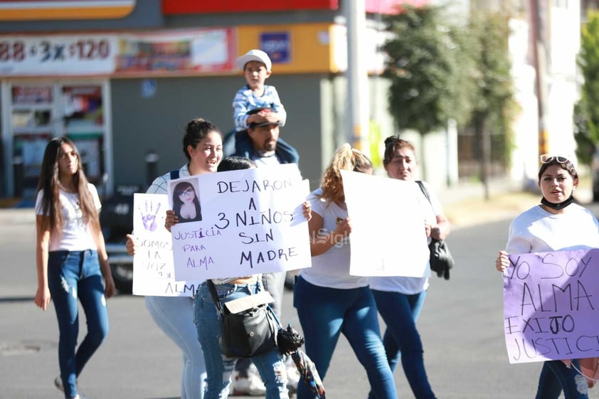 La tarde de este sábado, familiares y amigos de Alma Isabel Ontiveros Romero marcharon en la ciudad de Durango para exigir justicia por el feminicidio.