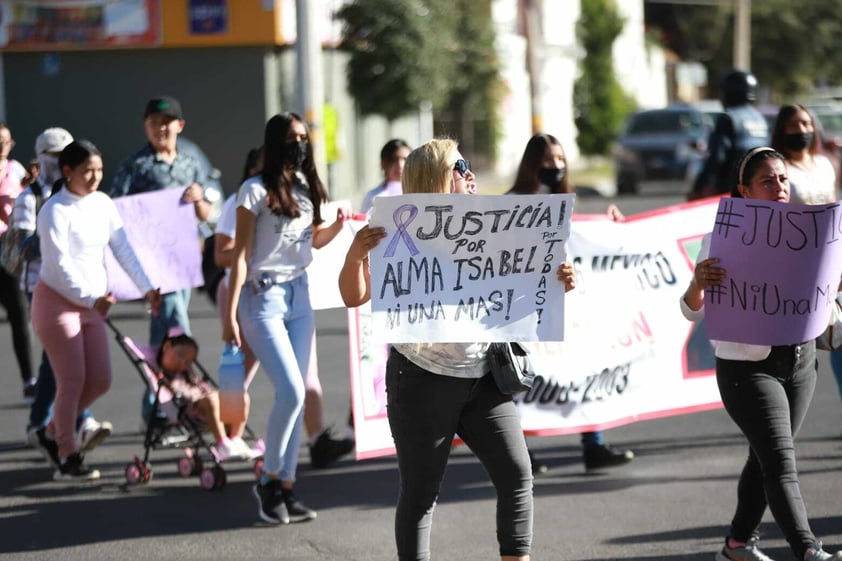 La tarde de este sábado, familiares y amigos de Alma Isabel Ontiveros Romero marcharon en la ciudad de Durango para exigir justicia por el feminicidio.