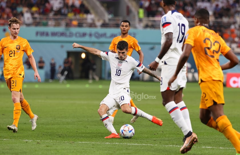 Tres acciones de Denzel Dumfries, dos como asistente en los dos primeros goles y otra como rematador en el tercero, dirigieron a Países Bajos a los cuartos de final del Mundial 2022